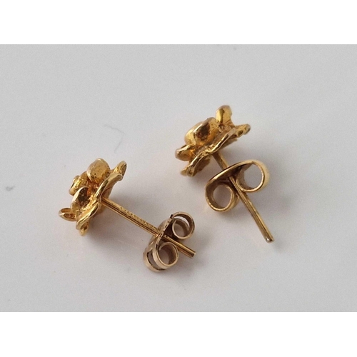 185 - A pair of rose design earrings, 9ct, 1.6 g.