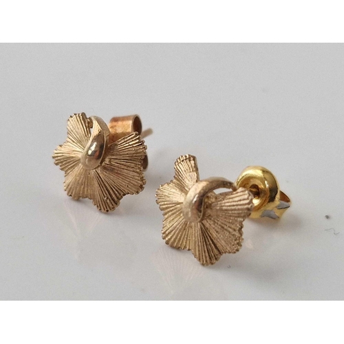 186 - A pair of leaf design earrings, 9ct, 1.6 g.