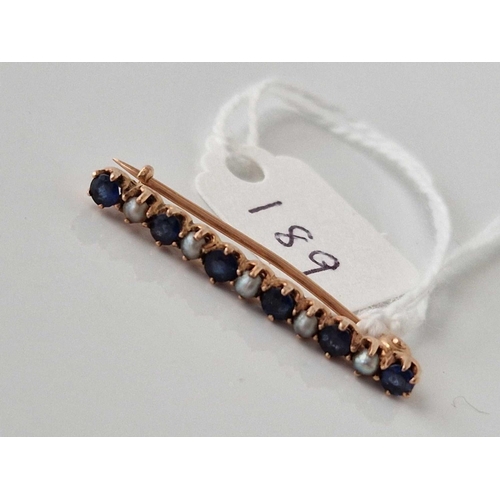 189 - A gold sapphire and pearl bar brooch, 1.7 g.