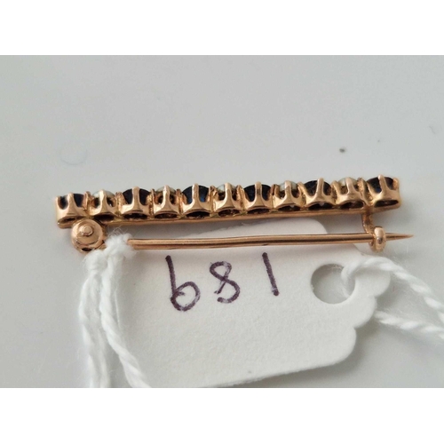 189 - A gold sapphire and pearl bar brooch, 1.7 g.