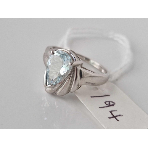 194 - A white gold topaz stylized ring, size N, 2.5 g.