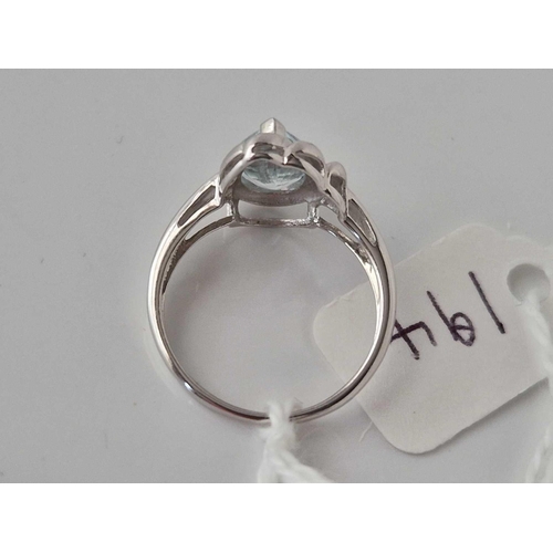 194 - A white gold topaz stylized ring, size N, 2.5 g.