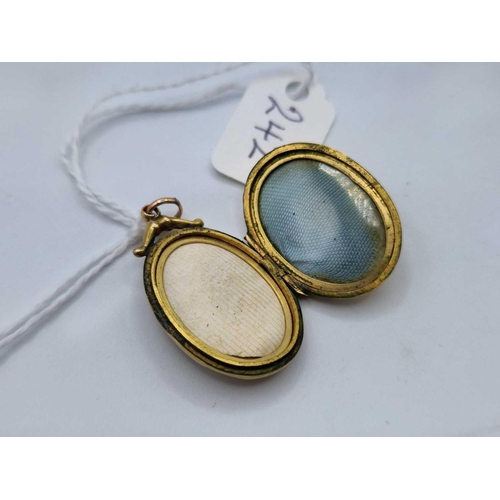 242 - A antique back and front locket with pearls 5.1 gms