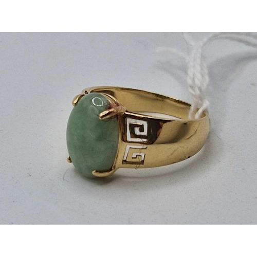 267 - A oval jade ring, 10ct, size S, 4.9 g.