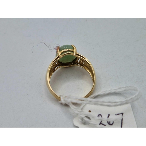 267 - A oval jade ring, 10ct, size S, 4.9 g.