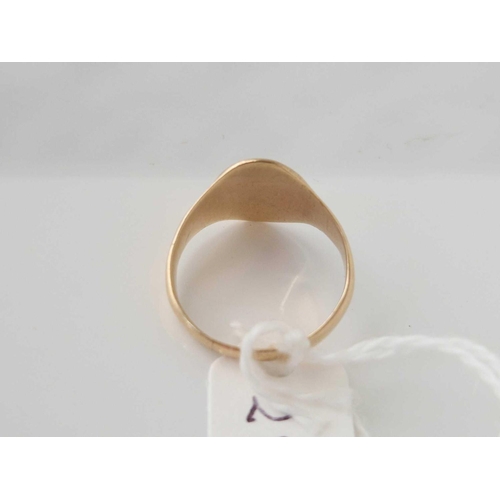 281 - A fancy signet ring, 9ct, size R, 3.4 g.