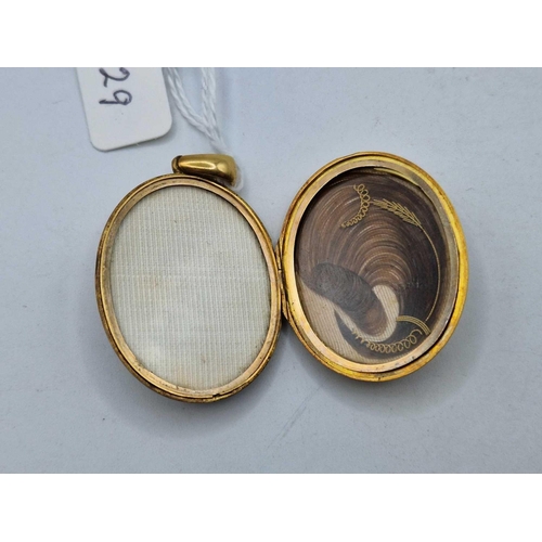 29 - A VICTORIAN PENDANT LOCKET 15CT GOLD 13.8 GMS