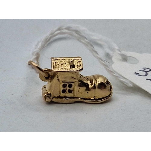 323 - A mother Hubbard shoe opening charm 9ct 2.7 gms