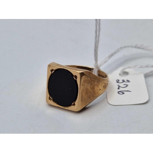 326 - A onyx signet ring 9ct size X 7.6 gms