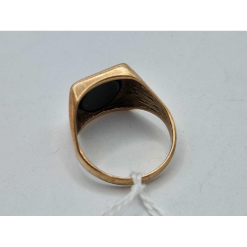 326 - A onyx signet ring 9ct size X 7.6 gms