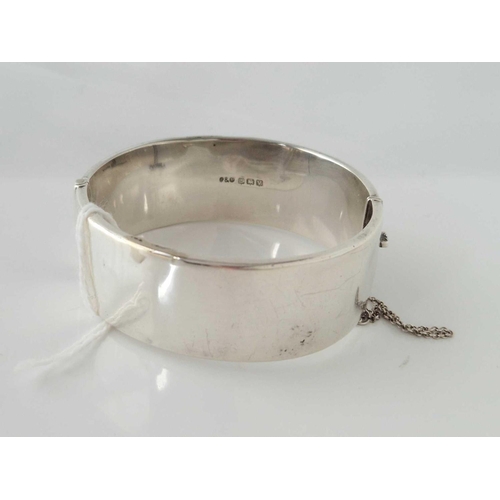 340 - A 20mm wide floral engraved silver bangle