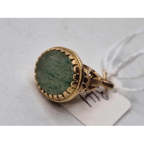 341 - A green hard stone fob seal 9ct