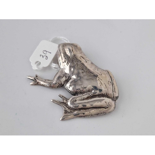 39 - A silver frog brooch