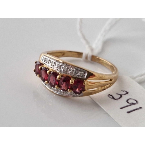 391 - A garnet set half hoop ring, 9ct, size R, 2.7 g.