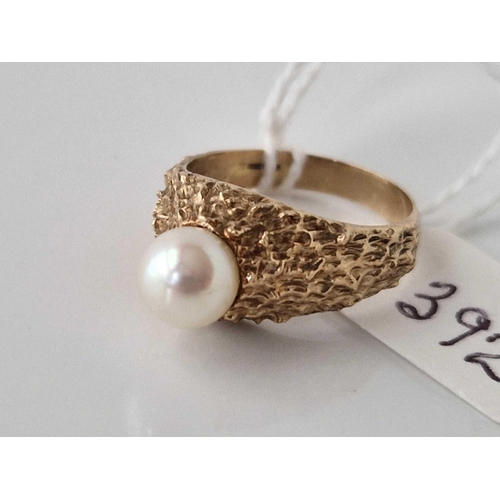 392 - A pearl set ring, 9ct, size N, 4.2 g.