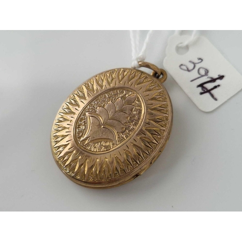 394 - A Victorian gold back and front locket, 10.3 g