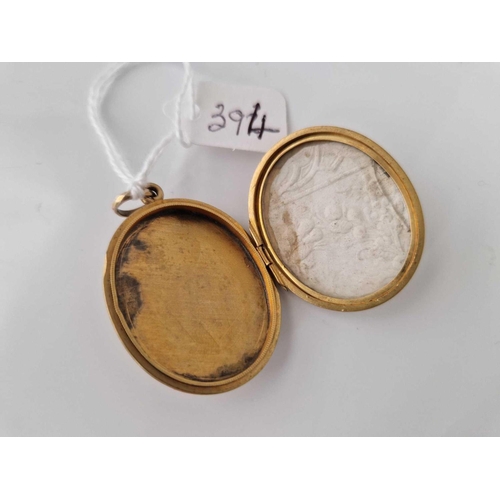 394 - A Victorian gold back and front locket, 10.3 g