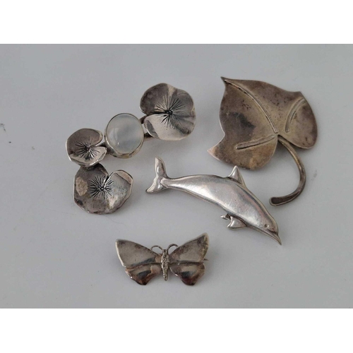 40 - Four pretty silver brooches 29 gms