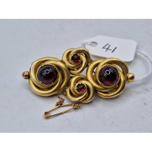 41 - A VICTORIAN CABOCHON GARNET BROOCH 15CT GOLD 6.9 GMS