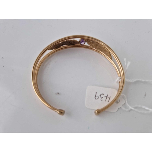 439 - A 9ct bangle 6.8 gms