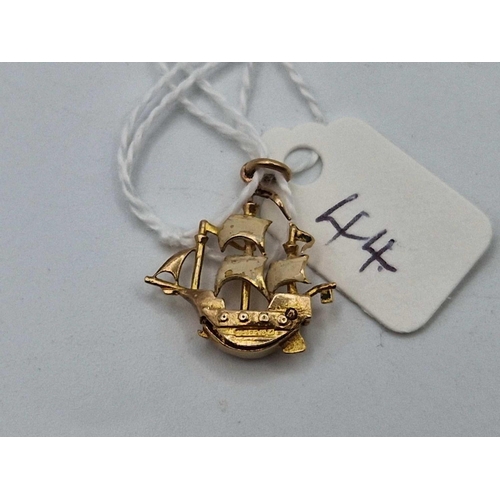 44 - A treasure ship opening charm 9ct 2.1 gms