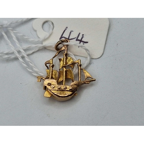 44 - A treasure ship opening charm 9ct 2.1 gms