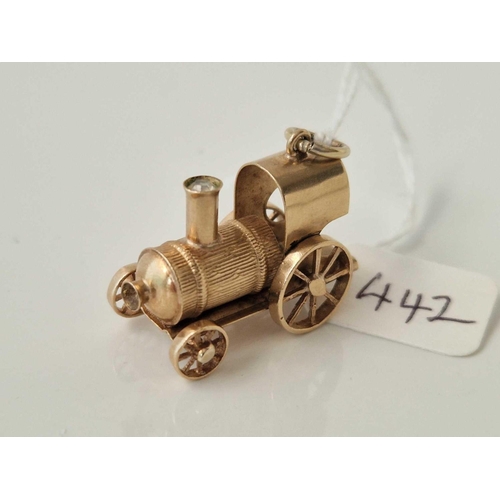 442 - A large steam engine articulated charm, 9ct, 5.3 g.