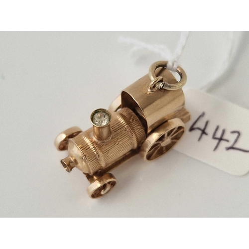 442 - A large steam engine articulated charm, 9ct, 5.3 g.