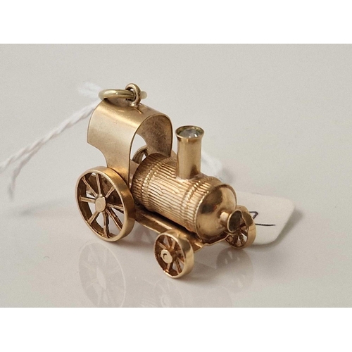 442 - A large steam engine articulated charm, 9ct, 5.3 g.