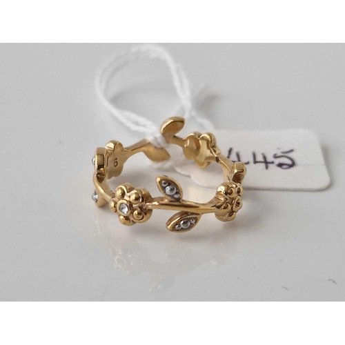 445 - A fancy flower band ring (1 stone missing), 9ct, size L, 2.7 g.