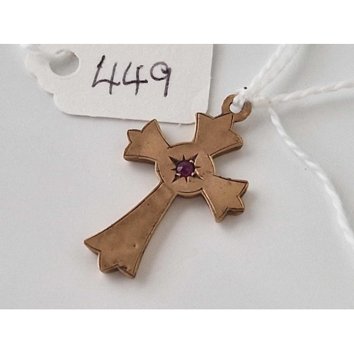 449 - An antique cross set with garnet, 9ct, 1.1 g (dented)