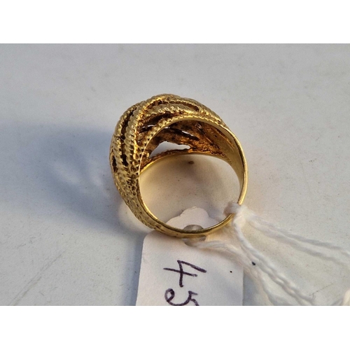 452 - A gold vintage woven rope style bombe ring, 9ct, size I, 6.3 g.