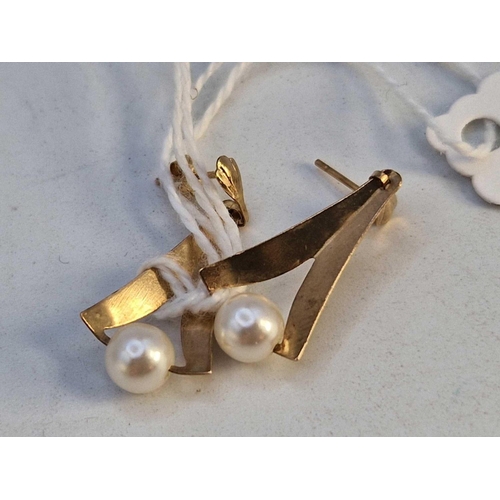 454 - A pair of gold and pearl ear pendants