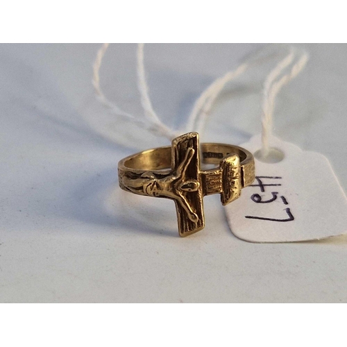 457 - A small vintage crucifix ring, 9ct, size H, 1.7 g.