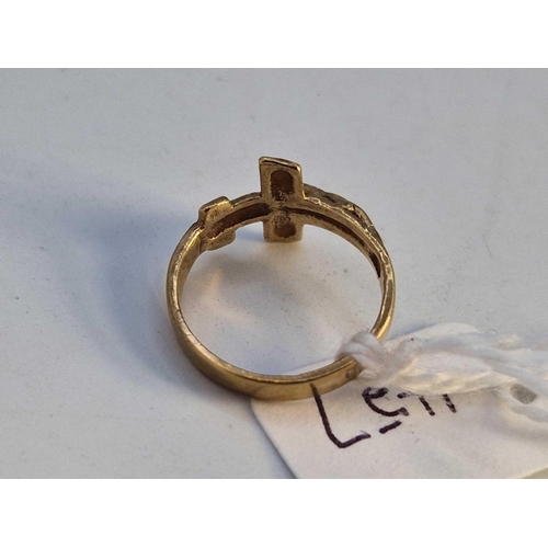 457 - A small vintage crucifix ring, 9ct, size H, 1.7 g.