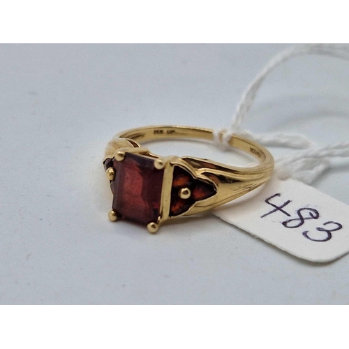 483 - A seven stone garnet ring, 14ct, size R