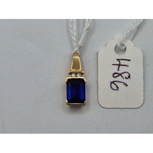 486 - A pretty blue stone pendant, 10ct