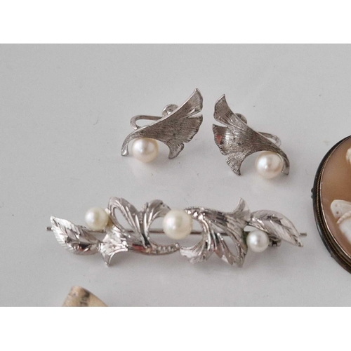 493 - A quantity of silver jewellery items 29 g