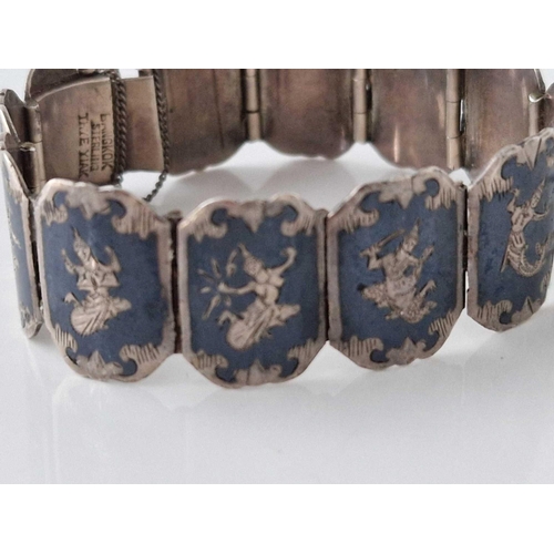 509 - A Siamese silver bracelet 7 inch 34 gms