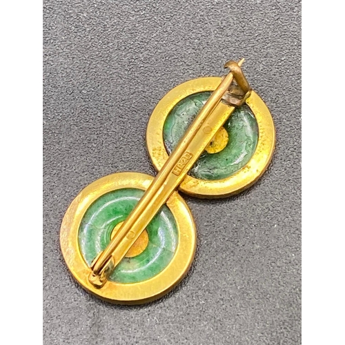 513 - A vintage jade brooch 18ct gold 7 gms