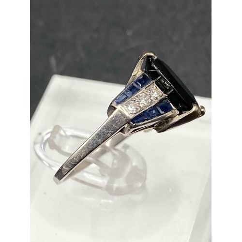 517 - A ART DECO SAPPHIRE AND DIAMOND RING THE LARGE SAPPHIRE IN DIAMOND AND CALIBRATED DIAMOND SHOULDERS ... 