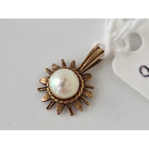 521 - A pearl pendant 9ct