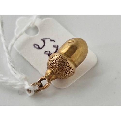 527 - A acorn charm, 9ct