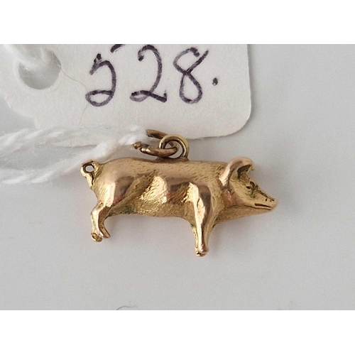 528 - A cast pig charm, 18ct, 3.3 g.