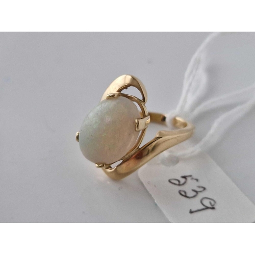 539 - A gold and opal ring 9ct size J