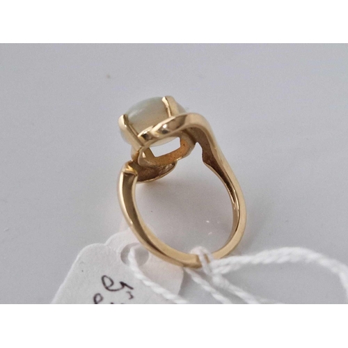 539 - A gold and opal ring 9ct size J