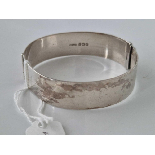 557 - A silver bangle, 22 g