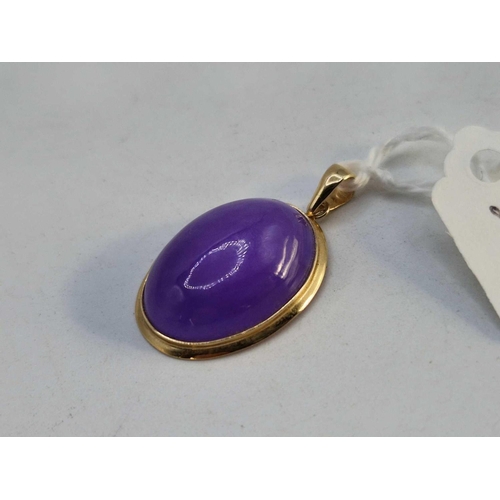 599 - A oval purple stone pendant, 14ct