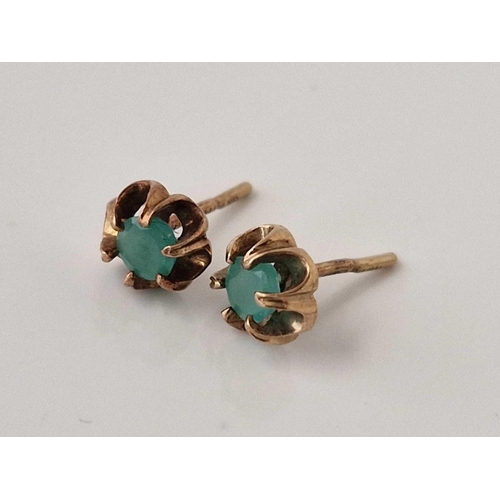 91 - A pair of emerald stud earrings, 9ct