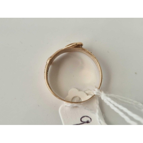 94 - A buckle ring, 9ct, size S, 3.5 g.